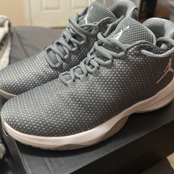 Jordan B.Fly BG, COOL GREY/ WHITE- WOLF GREY. SIZE 6 Youth, Size 7.5 Women’s. - Picture 2 of 6